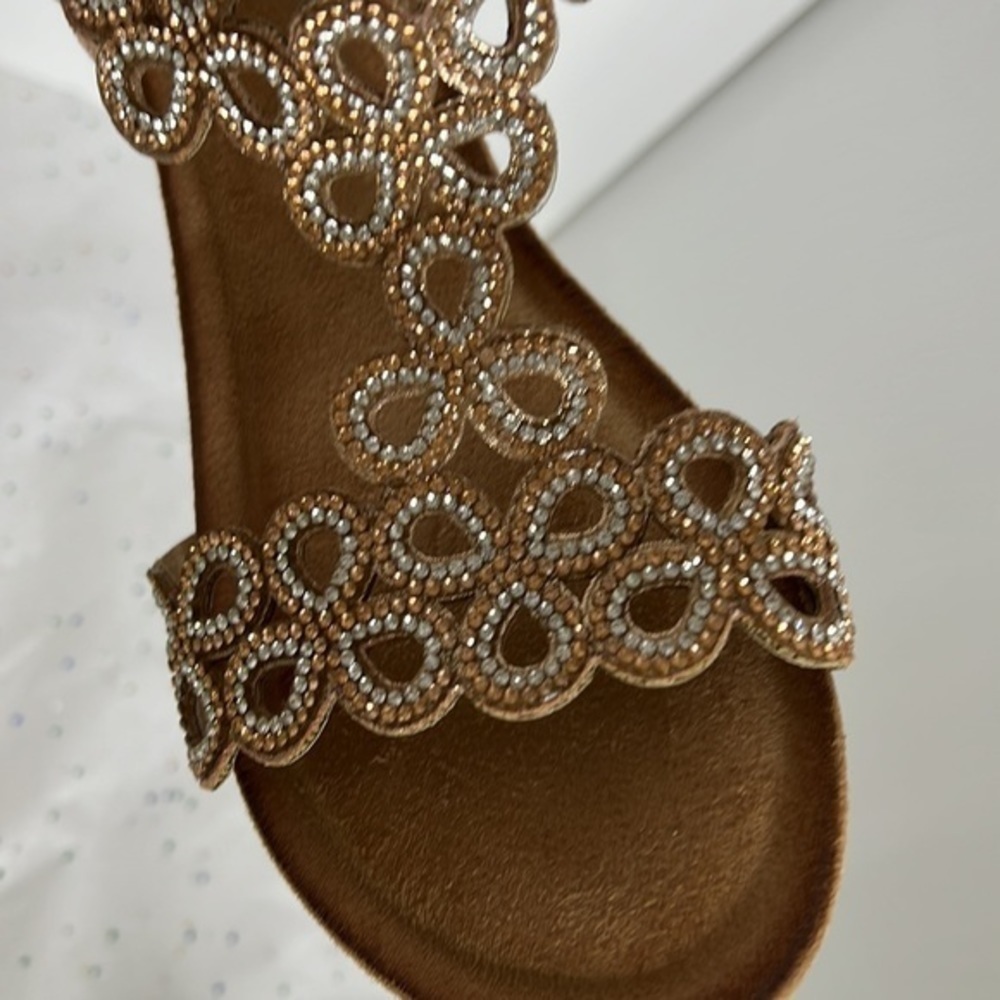Woman’s Sandals - Picture 8 of 16